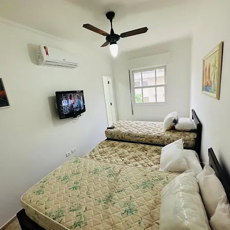 Apartamento uma quadra do mar- Praia da Enseada - melhor do Guarujá-3